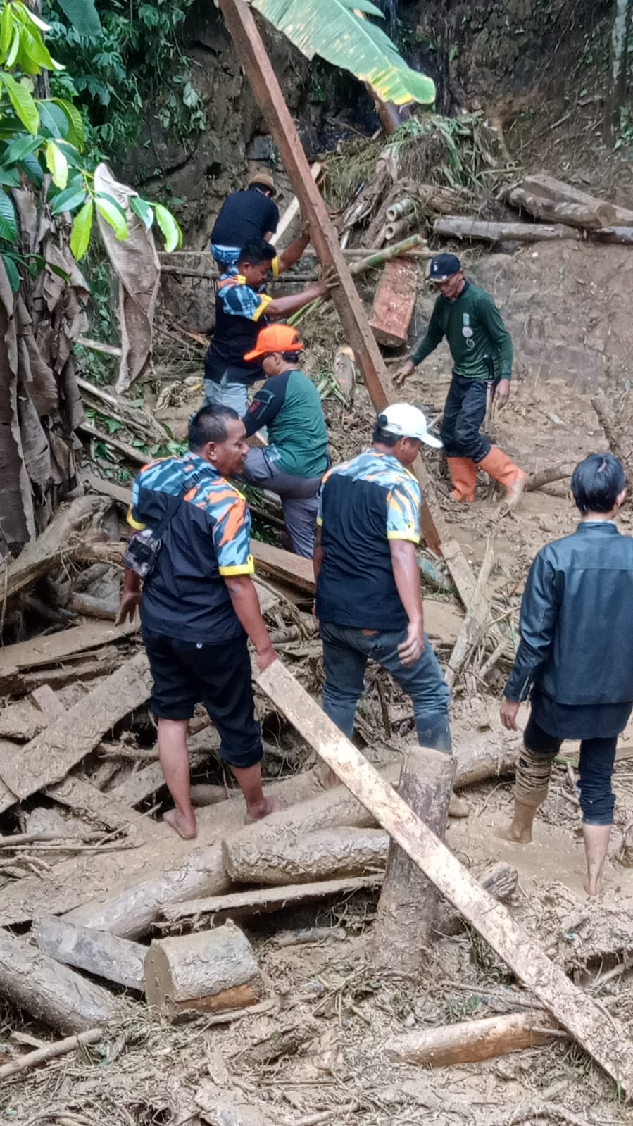 GMBI Rescue Bergerak Cepat, Ungkap Lemahnya Koordinasi dalam Penanganan Bencana Longsor Karawang