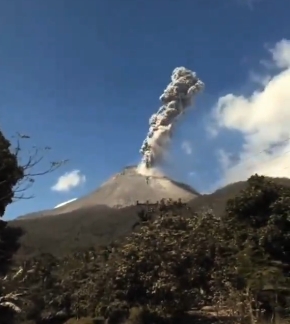 Gunung Lewotobi Laki-Laki di NTT Erupsi