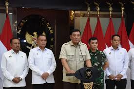 Mengapa Prabowo Merekrut Eks-Tentara Era 1998? Kontroversi di Balik Pelantikan Djamari Chaniago sebagai Menkopolkam