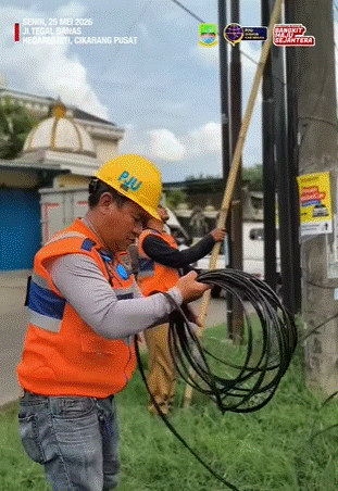 Gerak Cepat di Tegal Danas: Dishub Bekasi Sambung Kabel Putus Demi Nyala Jalan yang Aman