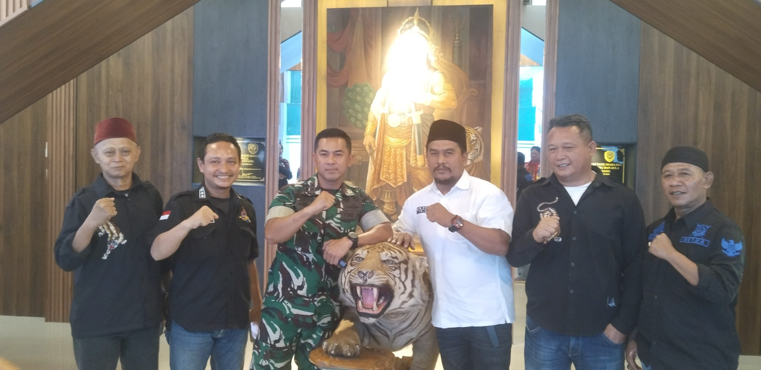 Ketika Makodim 0604 Karawang Mengubah “Ruang Interogasi” Menjadi Ruang Ngopi, Ormas Sundawani Beri Apresiasi Tinggi