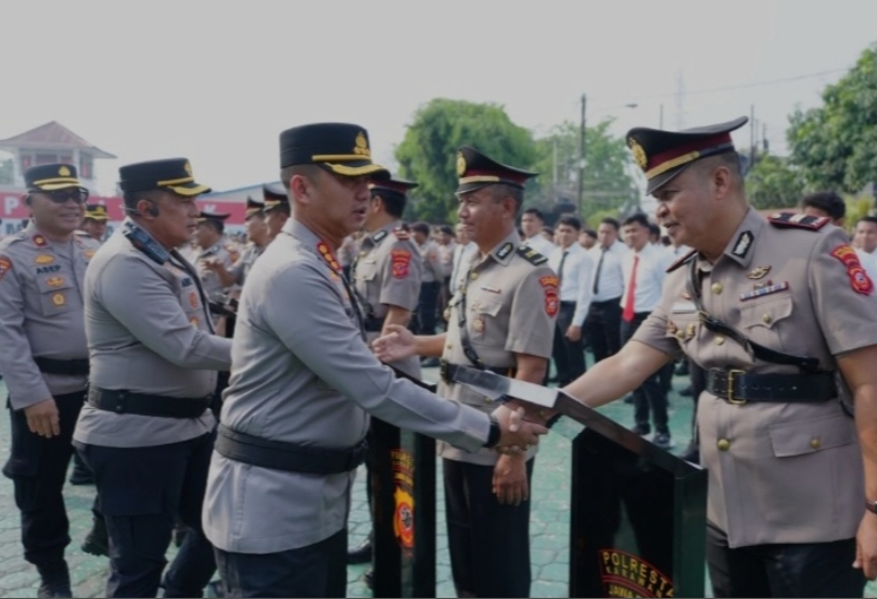 Rotasi Strategis Polresta Karawang: Penyegaran Karier hingga Penghormatan untuk Sang Purnawirawan